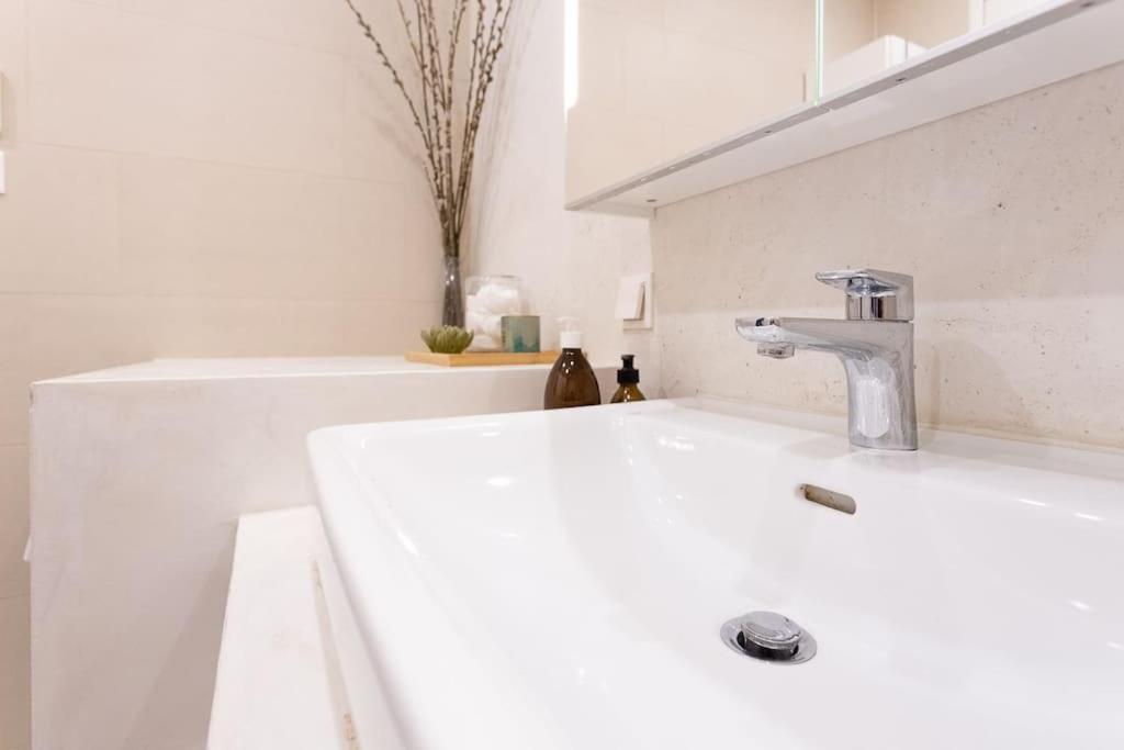 Dream Apartment - Central And Quiet With Ac And Free Parking Garage Вена Экстерьер фото