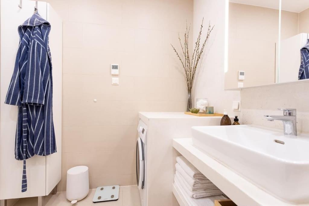 Dream Apartment - Central And Quiet With Ac And Free Parking Garage Вена Экстерьер фото